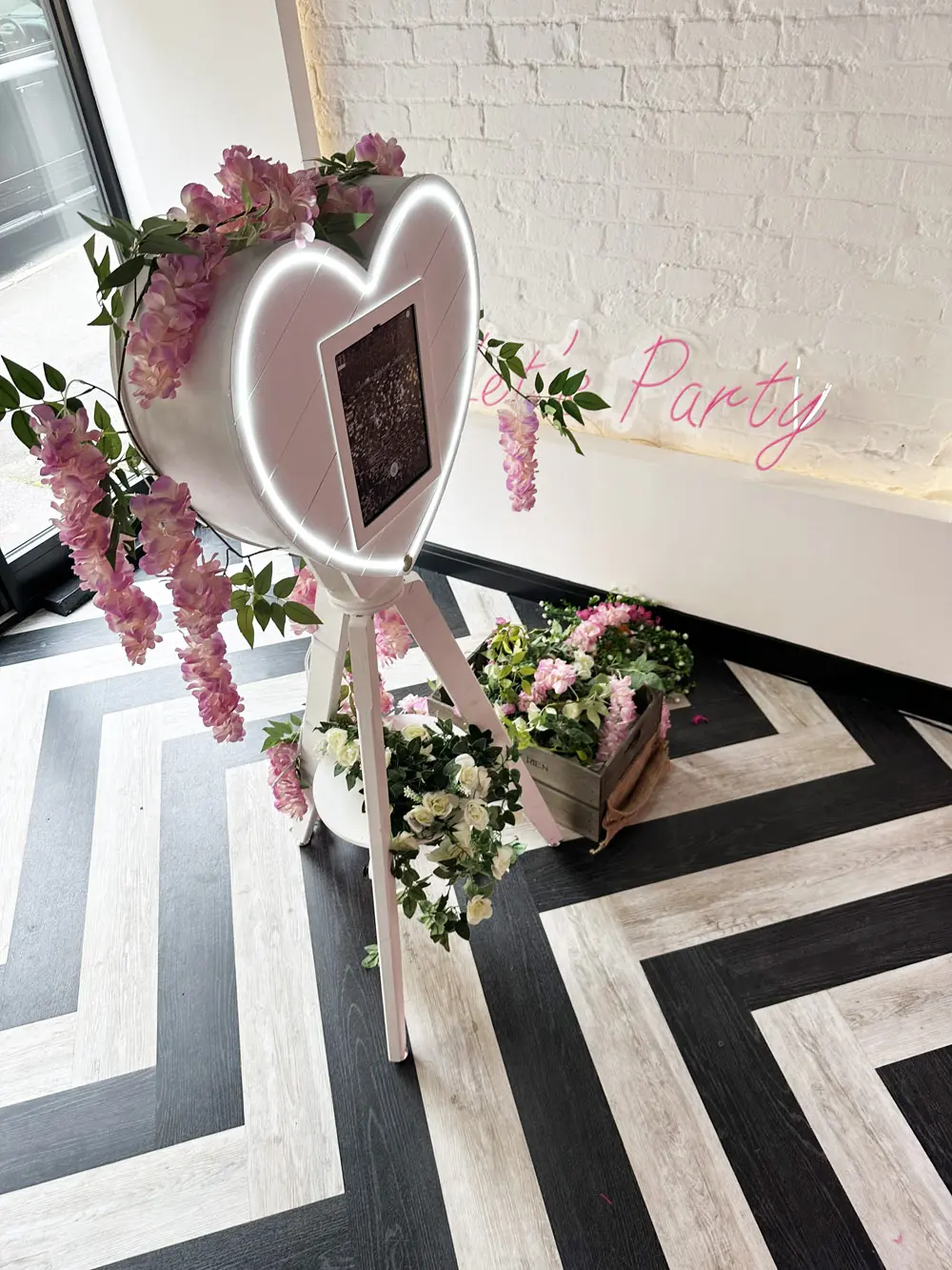 Heart-Selfie-Pod-Selfiephotobooth-co-uk-2