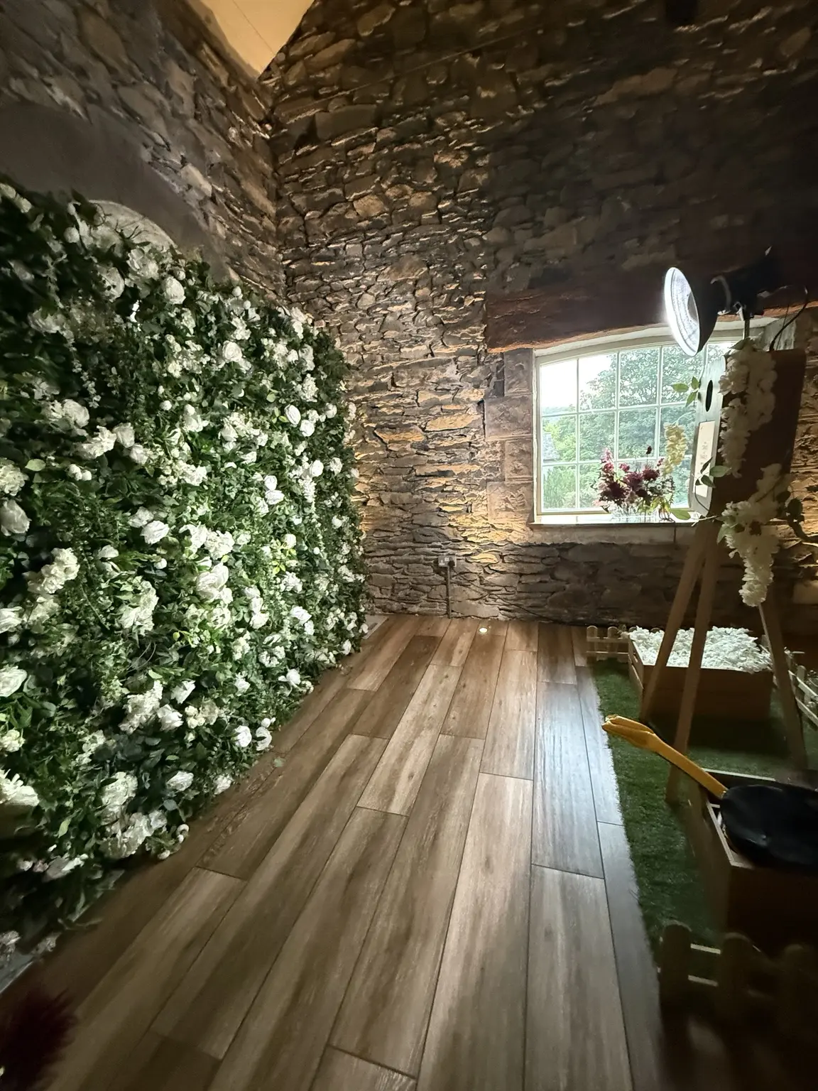 Green foliage wall with white flowers